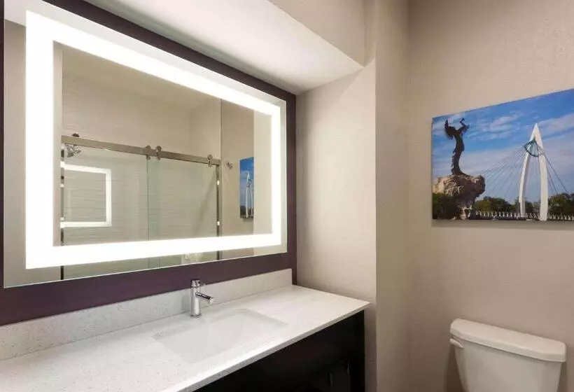 Отель La Quinta By Wyndham Wichita Airport