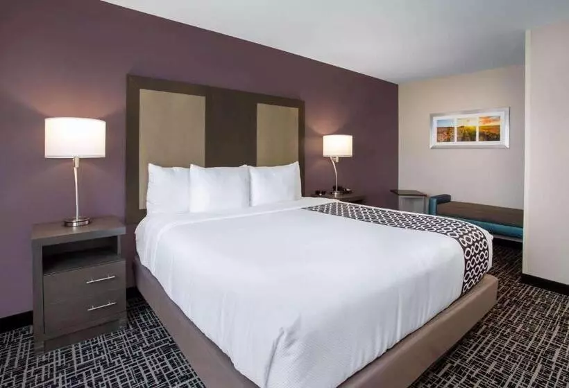 Отель La Quinta By Wyndham Wichita Airport