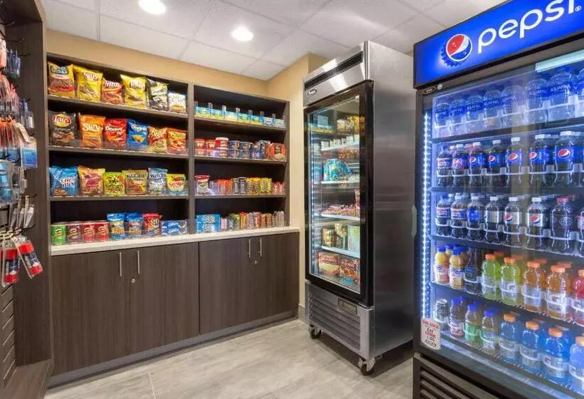 Отель La Quinta By Wyndham Wichita Airport