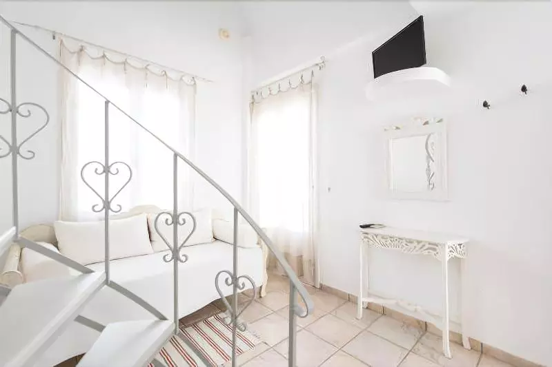 هتل Lavarock Santorini