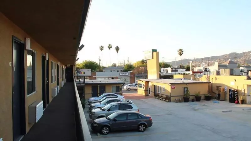 בית מלון כפרי Portofino Inn Burbank