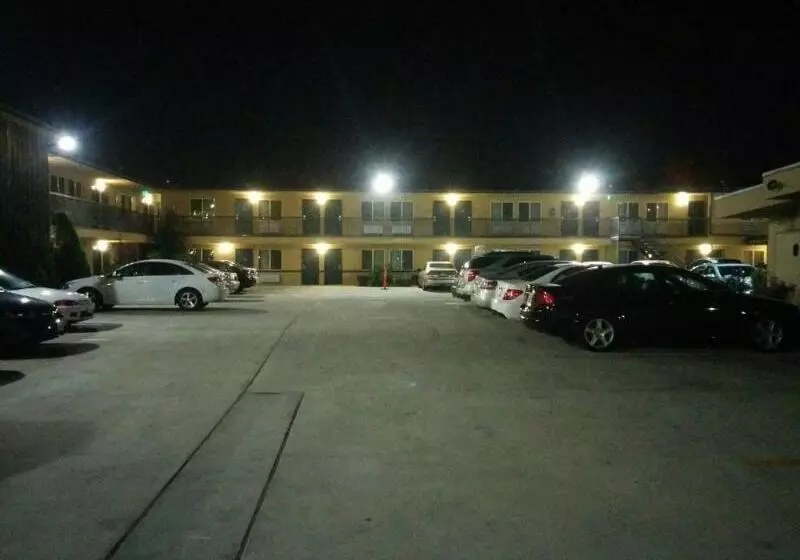 בית מלון כפרי Portofino Inn Burbank