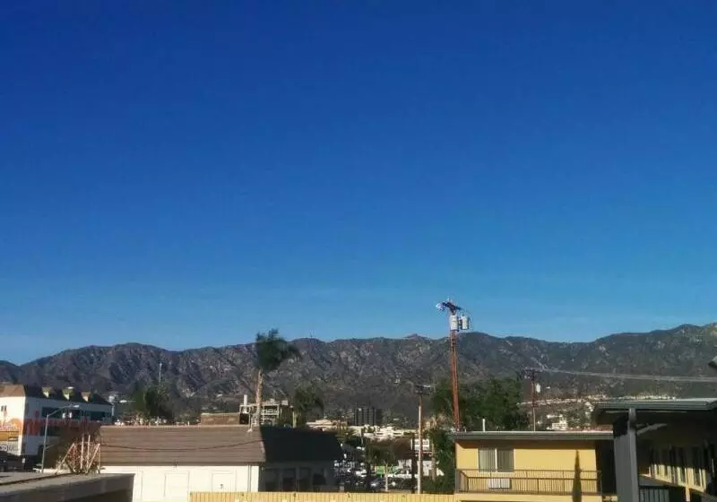 בית מלון כפרי Portofino Inn Burbank