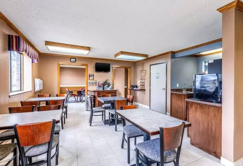 호텔 Econo Lodge Inn & Suites