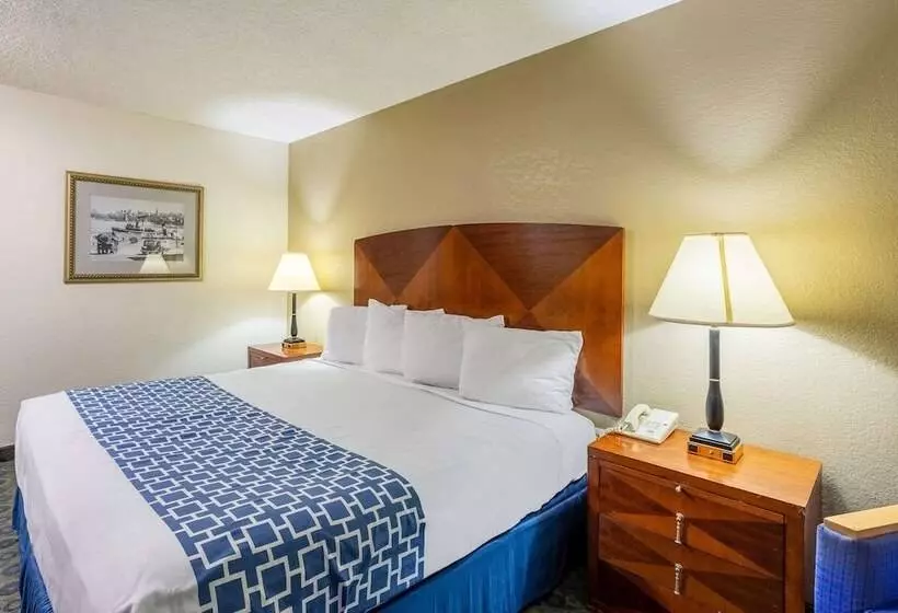 호텔 Econo Lodge Inn & Suites