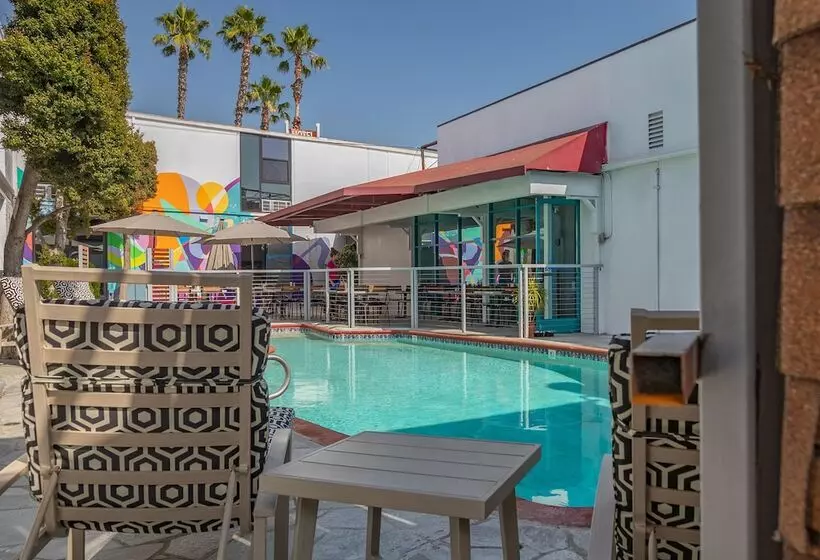 Отель Park Plaza Lodge