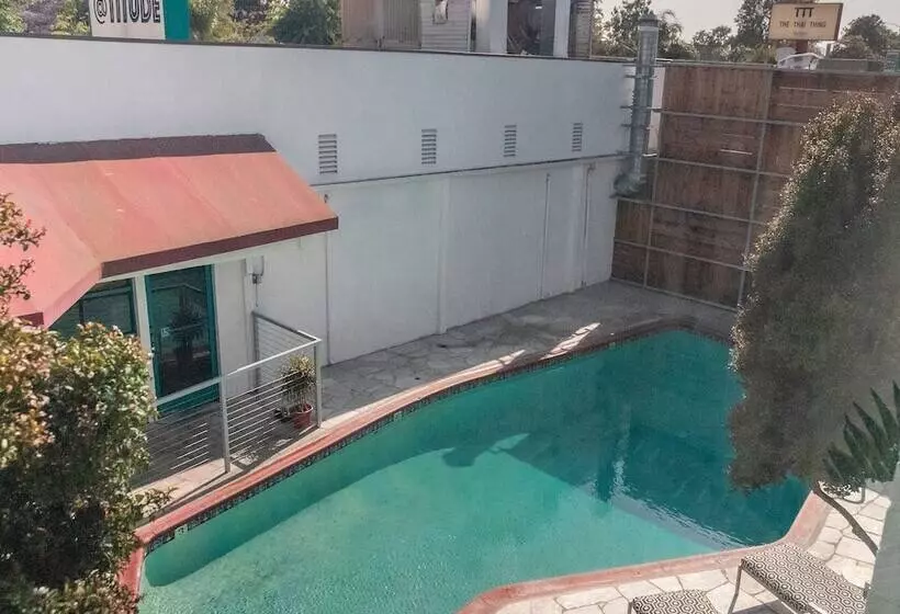 Отель Park Plaza Lodge