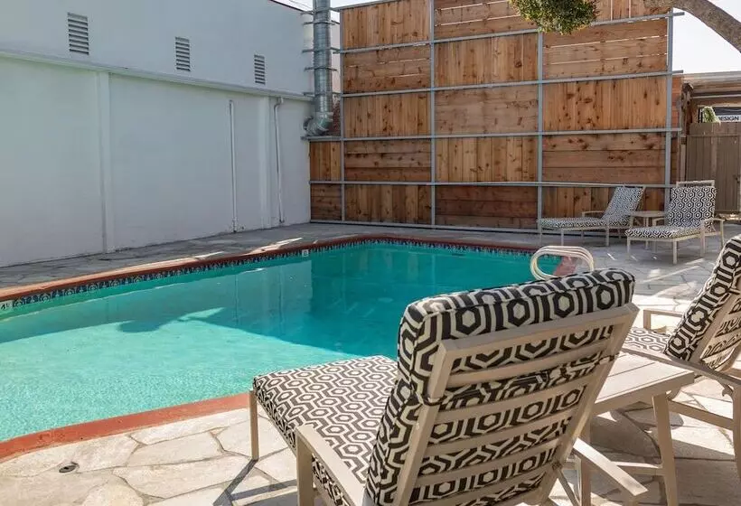 Отель Park Plaza Lodge