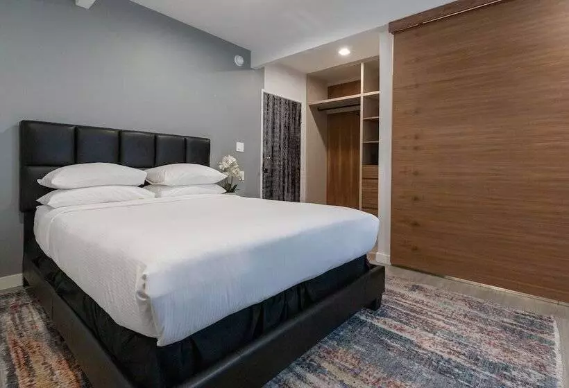 Отель Park Plaza Lodge