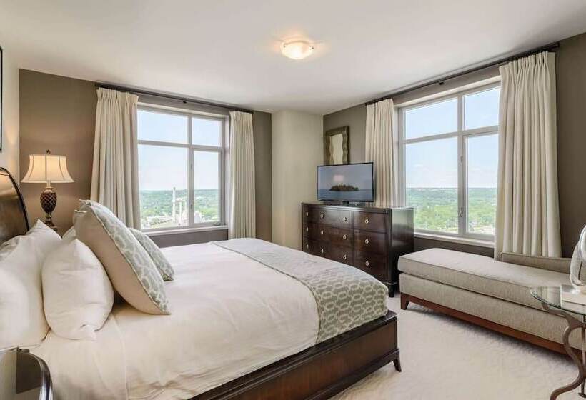 Broadway Plaza, Trademark Collection By Wyndham