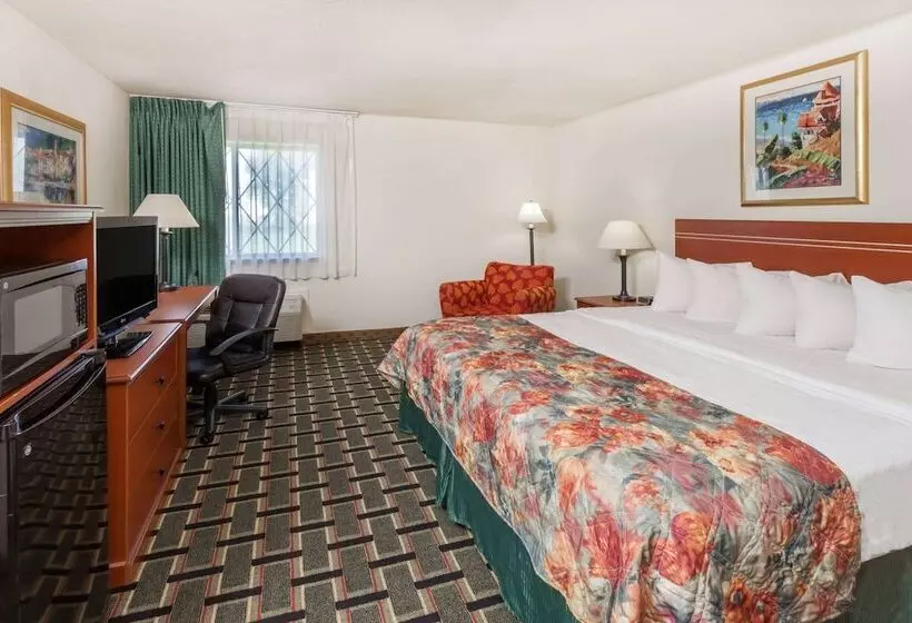 Отель Baymont By Wyndham Decatur