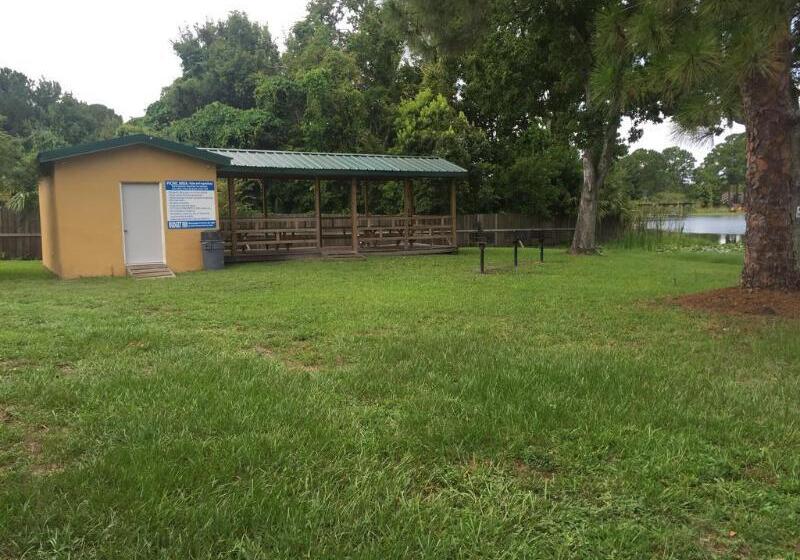 בית מלון כפרי Budget Inn Sanford International Airport