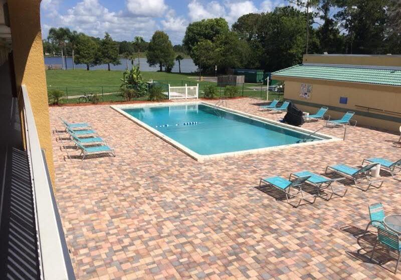 בית מלון כפרי Budget Inn Sanford International Airport