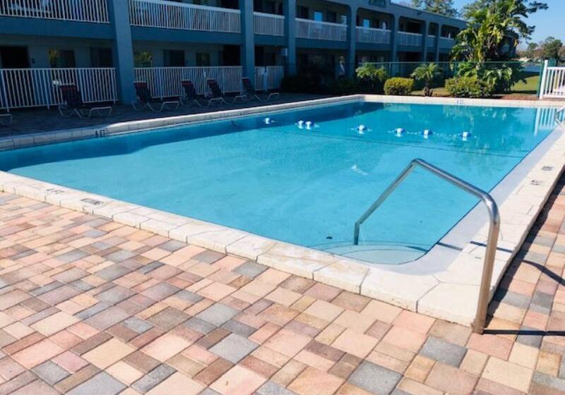 בית מלון כפרי Budget Inn Sanford International Airport