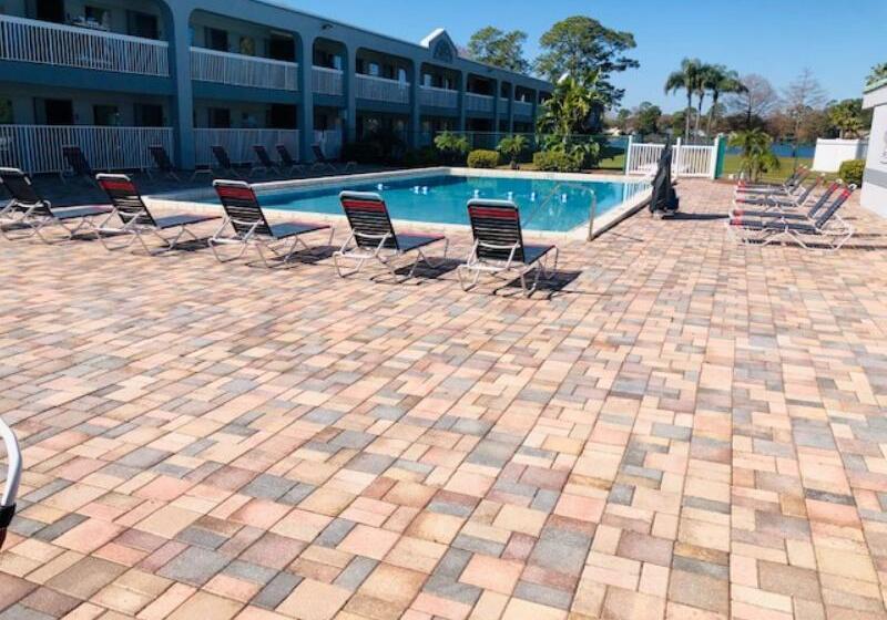 בית מלון כפרי Budget Inn Sanford International Airport