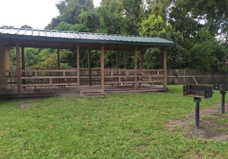 בית מלון כפרי Budget Inn Sanford International Airport