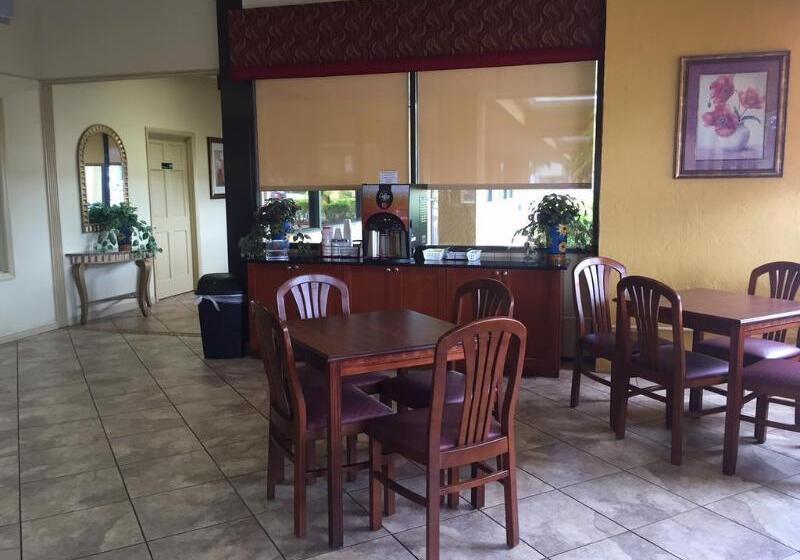 בית מלון כפרי Budget Inn Sanford International Airport