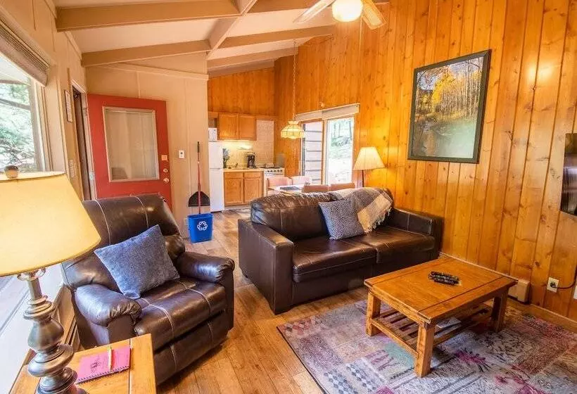 ホテル Castle Mountain Lodge