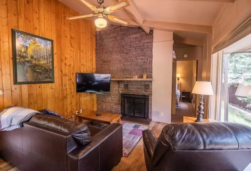 ホテル Castle Mountain Lodge