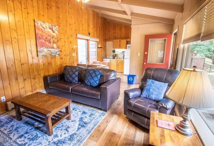 ホテル Castle Mountain Lodge