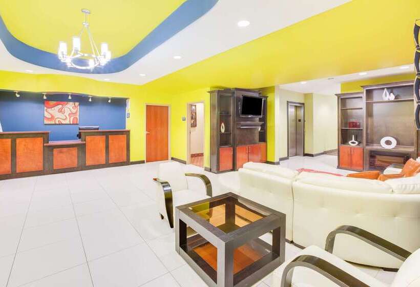 בית מלון כפרי Days Inn & Suites By Wyndham Russellville