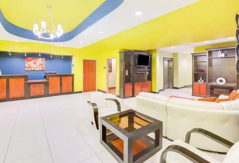 בית מלון כפרי Days Inn & Suites By Wyndham Russellville