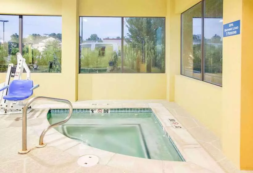 בית מלון כפרי Days Inn & Suites By Wyndham Russellville