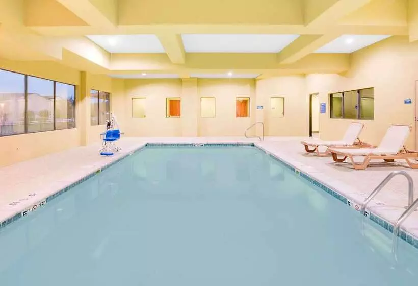 בית מלון כפרי Days Inn & Suites By Wyndham Russellville