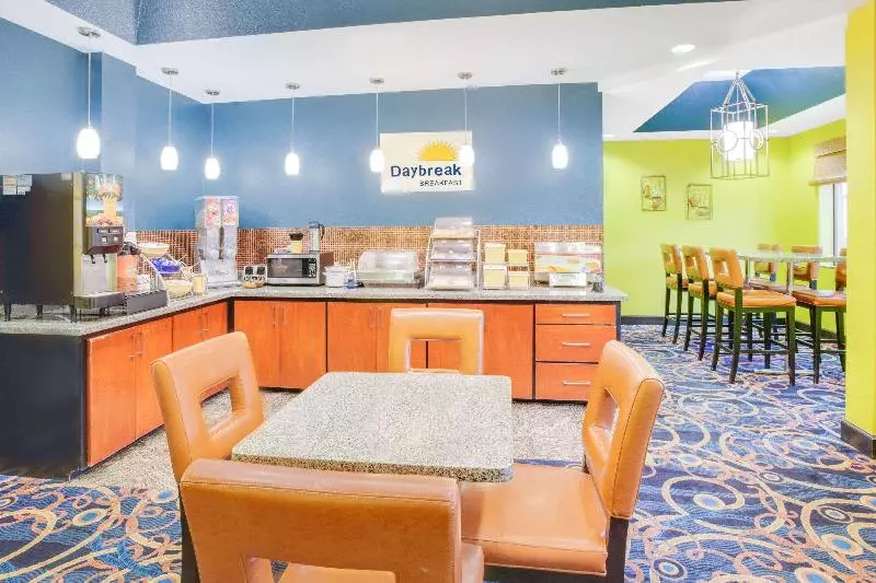 בית מלון כפרי Days Inn & Suites By Wyndham Russellville