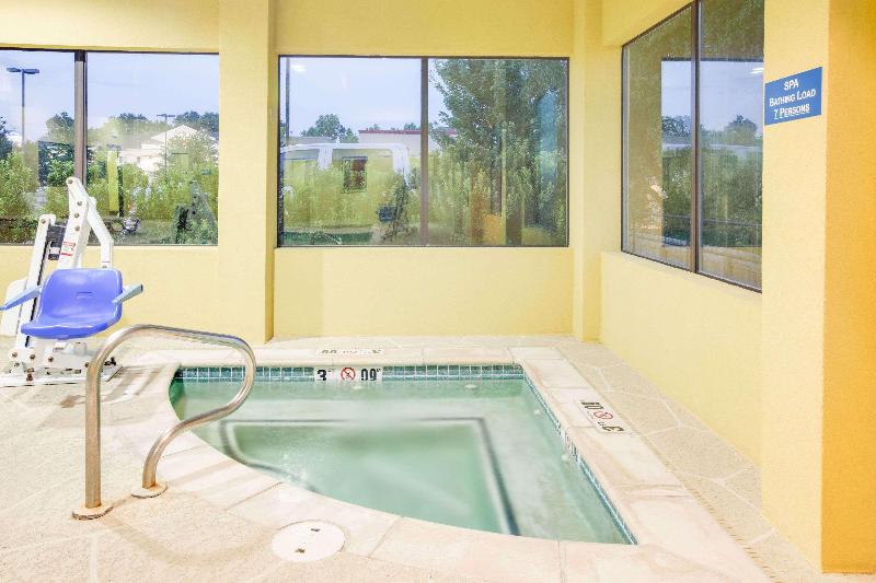 בית מלון כפרי Days Inn & Suites By Wyndham Russellville