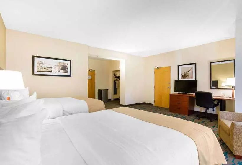 Gateway Hotel & Suites, Ascend Hotel Collection