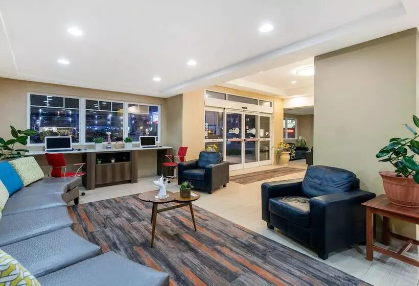 Gateway Hotel & Suites, Ascend Hotel Collection