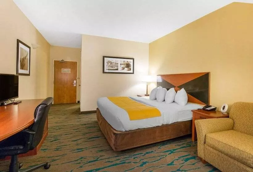 Gateway Hotel & Suites, Ascend Hotel Collection