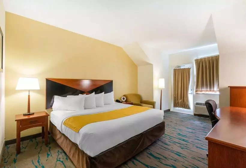 Gateway Hotel & Suites, Ascend Hotel Collection