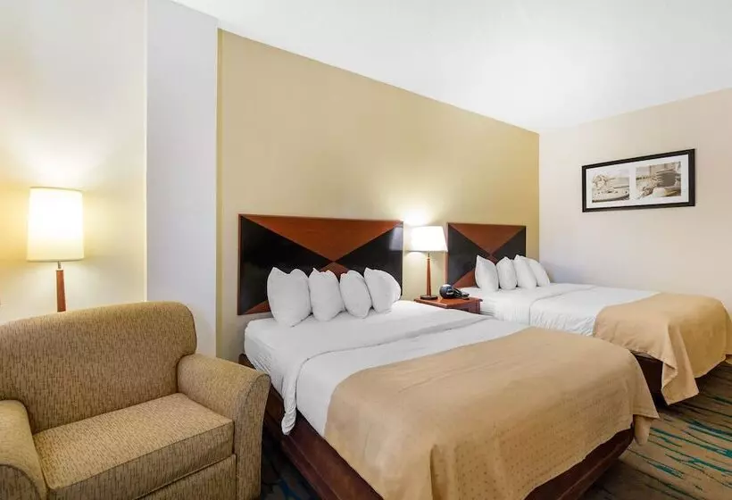 Gateway Hotel & Suites, Ascend Hotel Collection