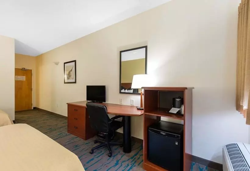 Gateway Hotel & Suites, Ascend Hotel Collection