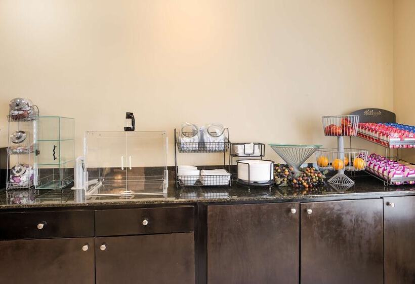 בית מלון כפרי Knights Inn Bunkie