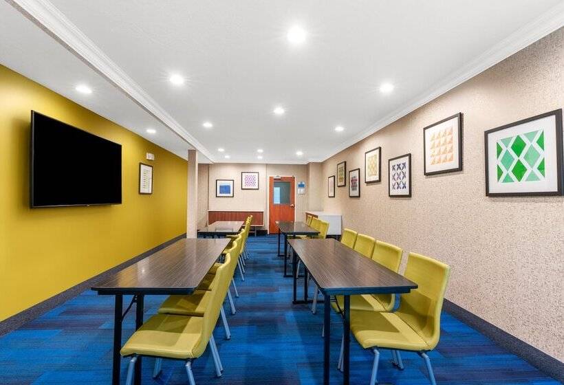 Отель Holiday Inn Express & Suites Klamath Falls Central, An Ihg