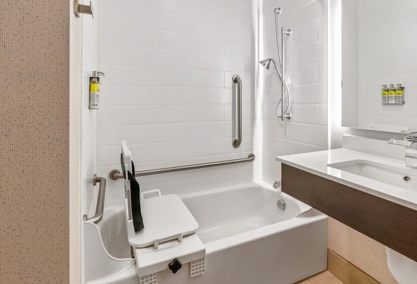 Отель Holiday Inn Express & Suites Klamath Falls Central, An Ihg