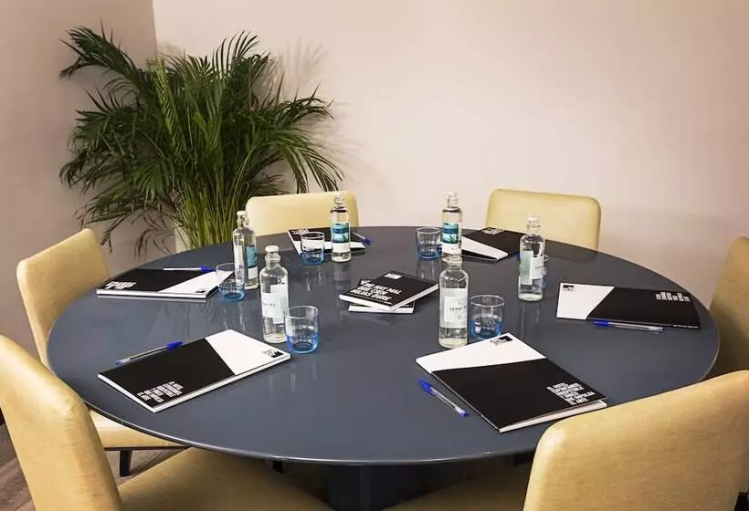 هتل One Shot Luchana 22