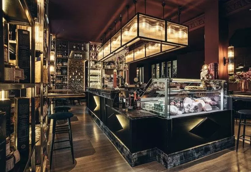 هتل One Shot Luchana 22