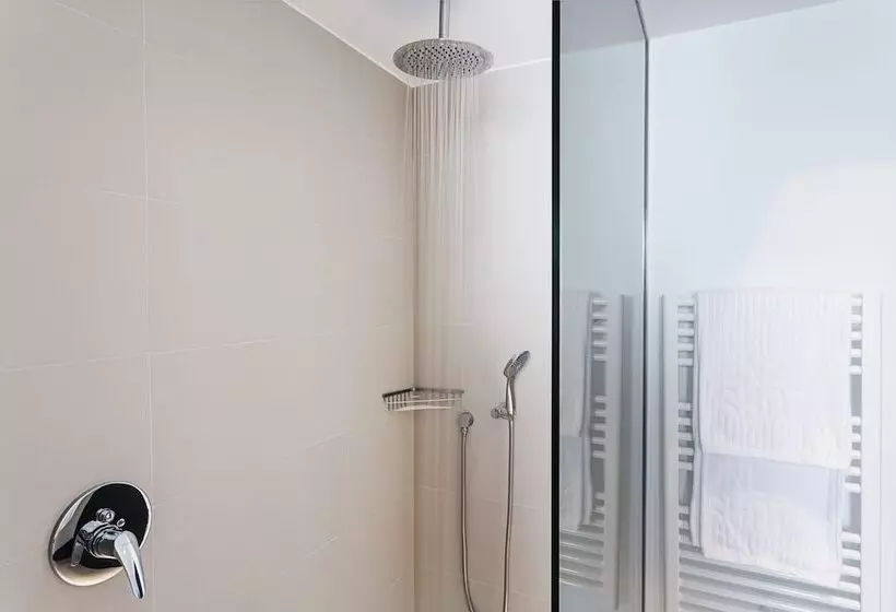 هتل One Shot Luchana 22