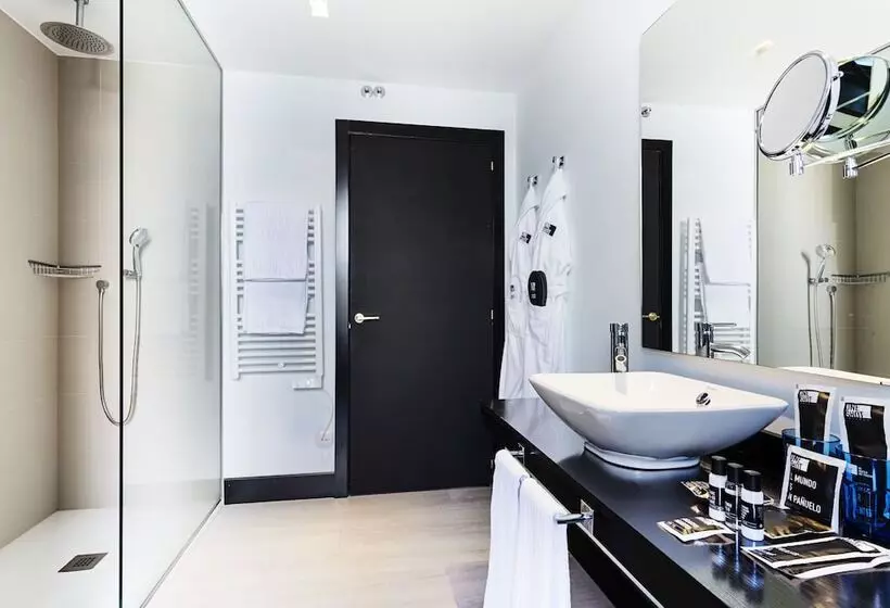 هتل One Shot Luchana 22