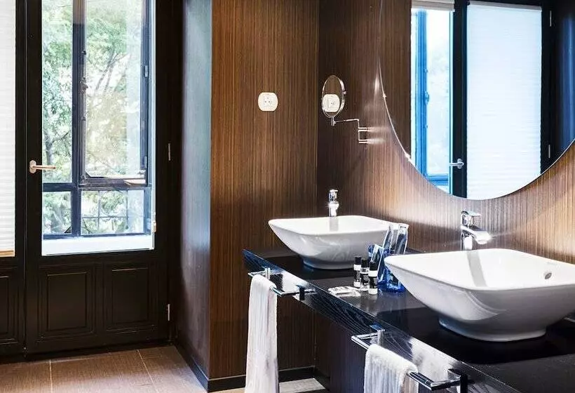 هتل One Shot Luchana 22