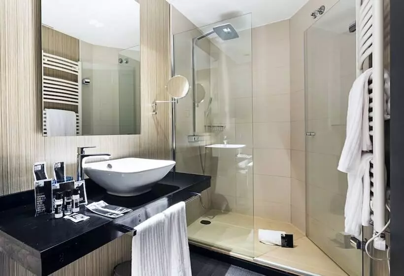 هتل One Shot Luchana 22