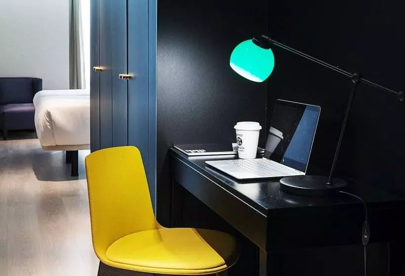 هتل One Shot Luchana 22