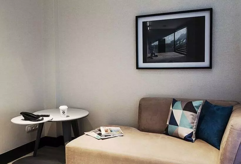 هتل One Shot Luchana 22