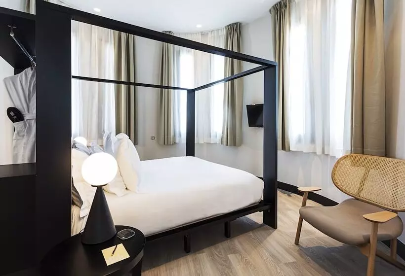 هتل One Shot Luchana 22