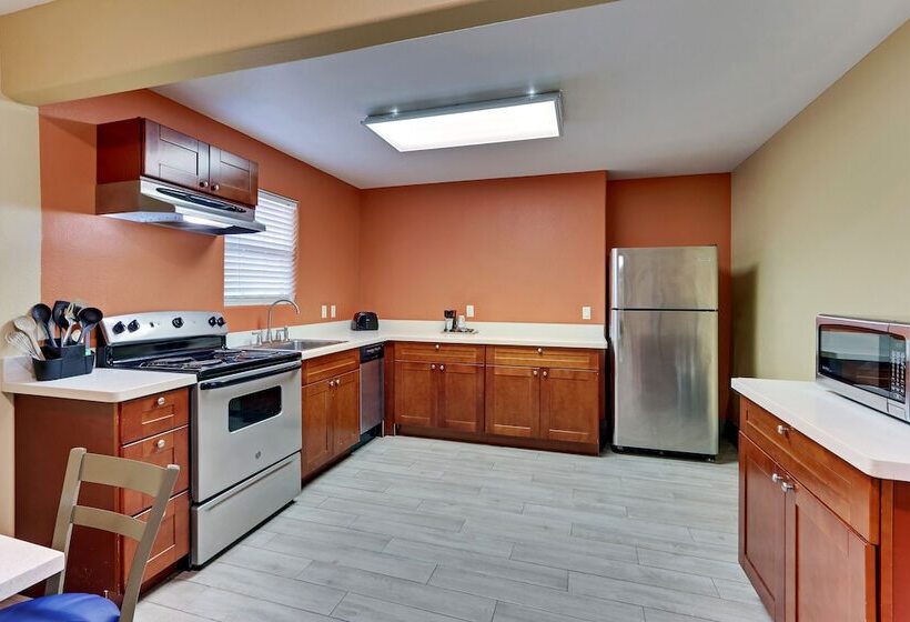 فندق Captains Quarters Inn