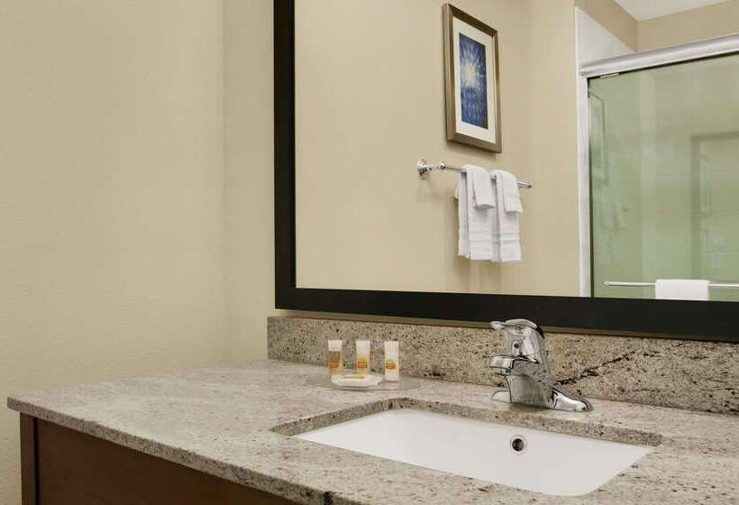 فندق Days Inn By Wyndham Victoria